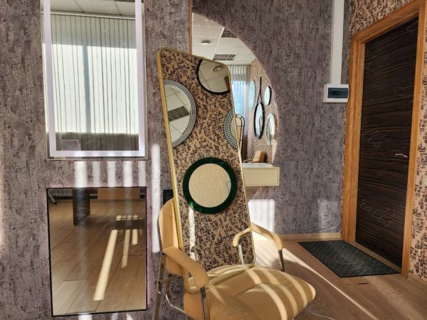 Зеркало в золотой раме с скругленными углами Maison