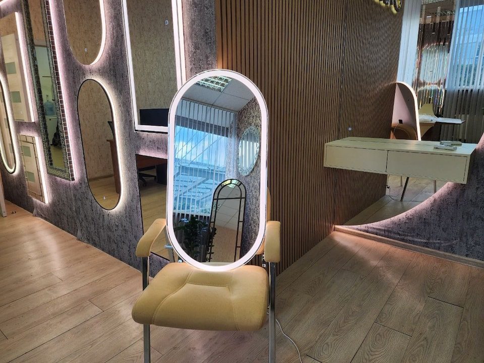 Капсульное зеркало с подсветкой Aura