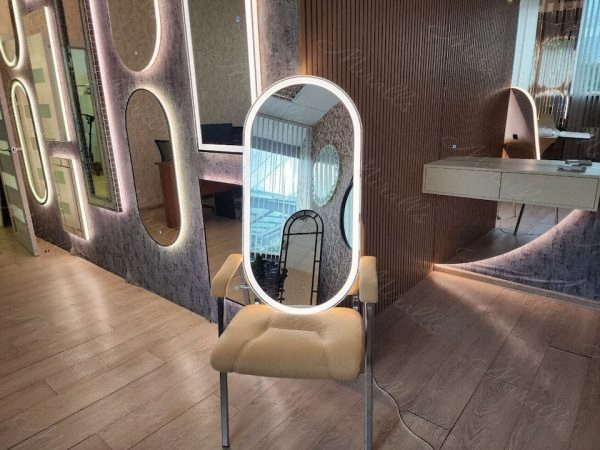 Капсульное зеркало с подсветкой Aura