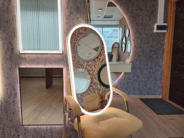 Капсульное зеркало с подсветкой Aura