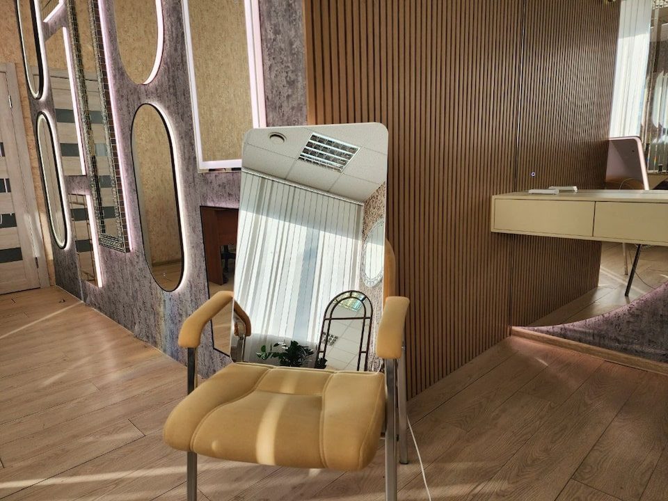 Зеркало с скругленными углами и подсветкой Lux