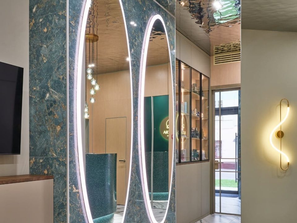 Большие зеркала Jewel в интерьере клиники косметологии