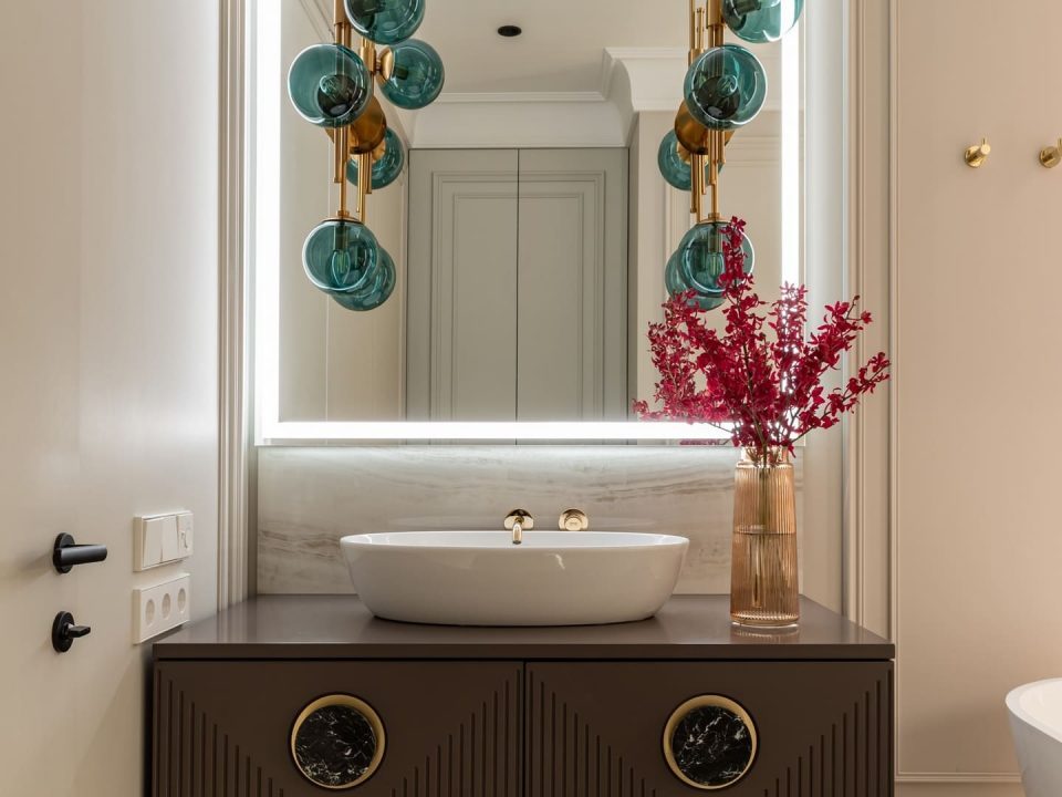Дизайнерский санузел с зеркалом Edging