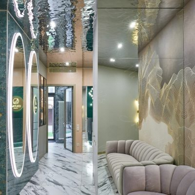 Два овальных зеркала Jewel в интерьере клиники