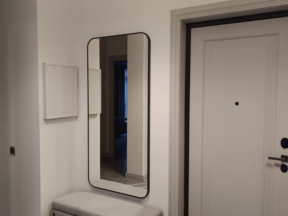 Зеркало Maison в прихожей