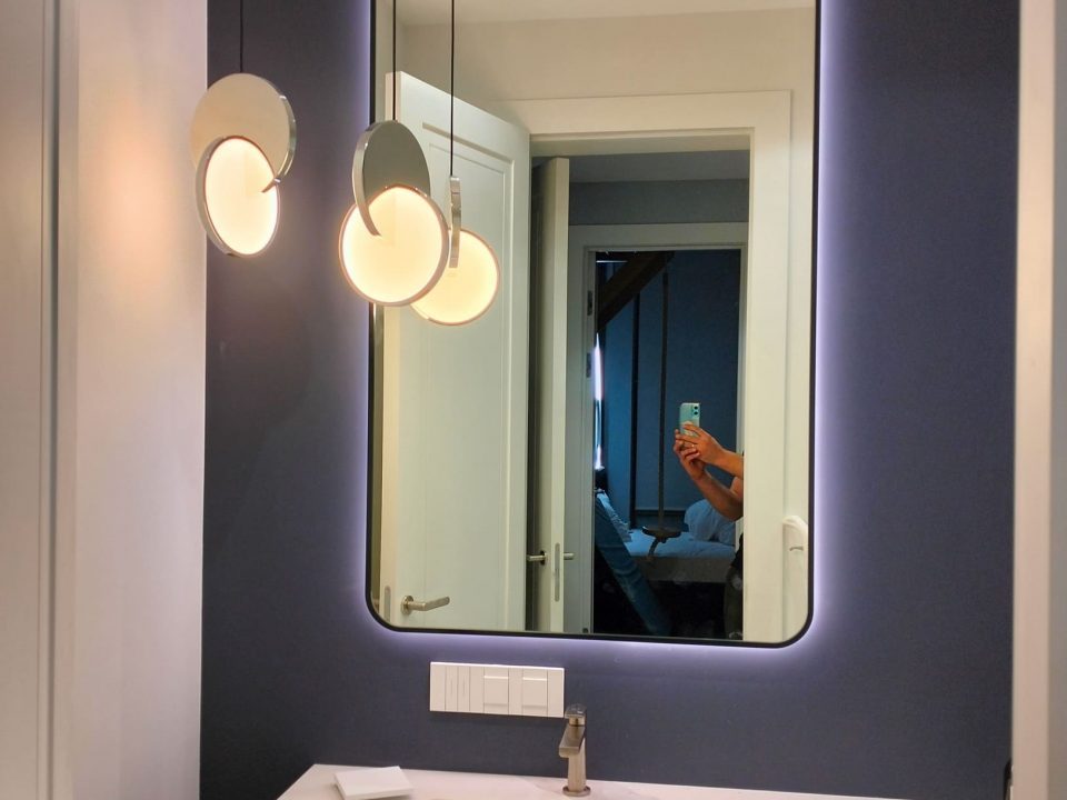 Зеркало в раме Maison Extra в ванной комнате