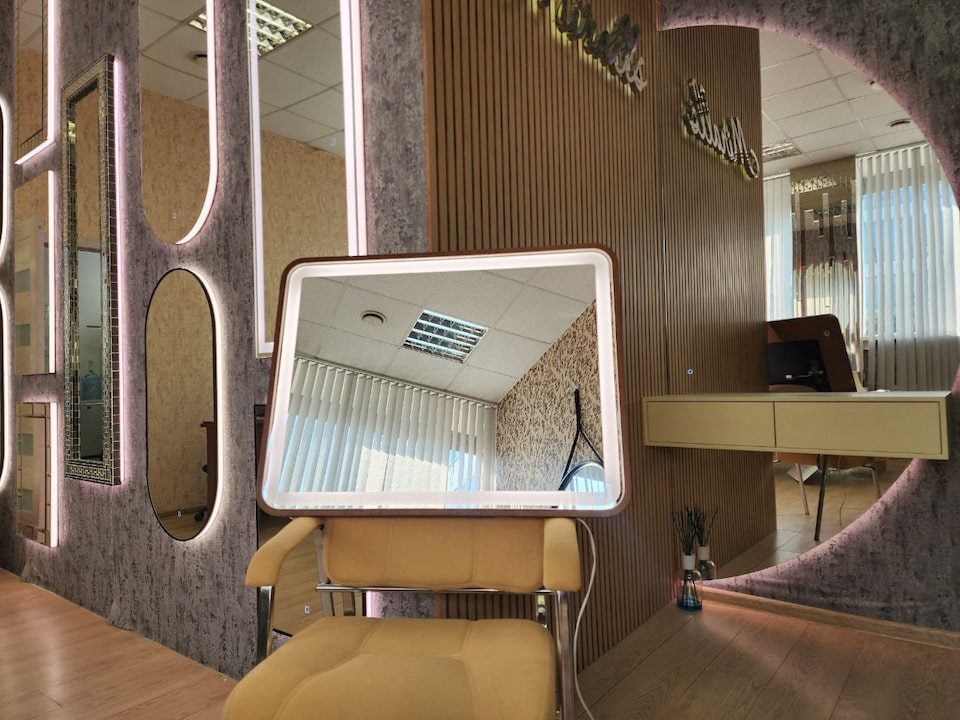 Зеркало с подсветкой в деревянной раме Maison Plus
