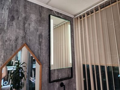 Зеркало в металлической раме с встроенной полкой на основе модели Manuel